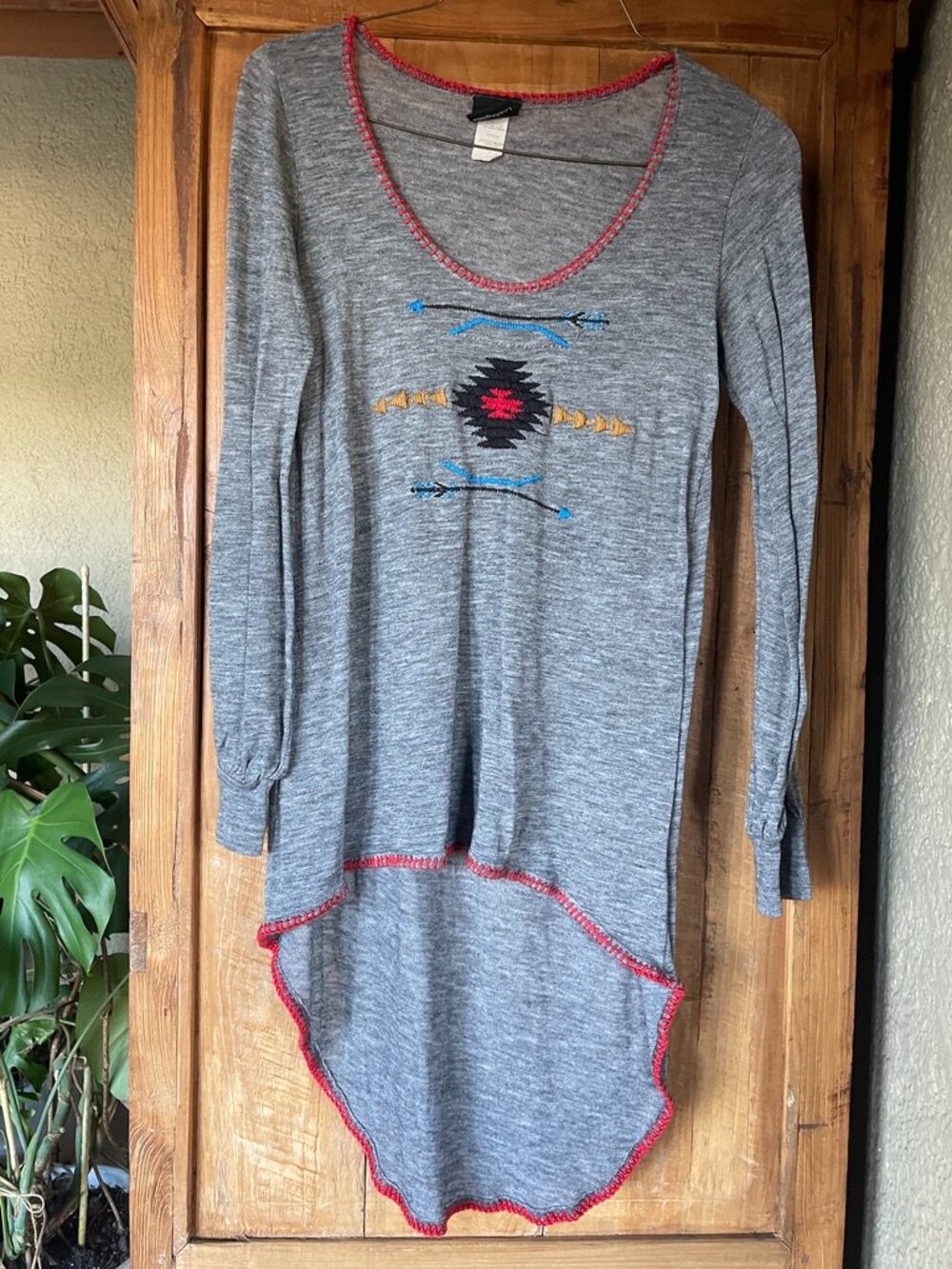 VINTAGE LONG TAIL KNIT TOP WITH EMBROIDERY  I  SIZE SMALL